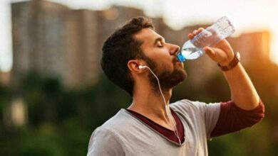 صورة تعرف على الطريقة الصحية لشرب الماء حتى لا تصاب بـ “التسمم “
