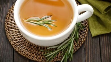 صورة إضافة نبتة “إكليل الجبل” للشاي لتخفيف الصداع وتحسين عملية الهضم