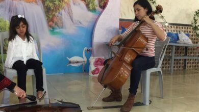 صورة وُلدت بلا ذراعين.. شاهد: طفلة فلسطينية تعزف وترسم بقدميها