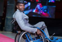 صورة “عبد العزيز شريف”.. أول موديل سوداني يشق طريقه نحو عالم الأزياء على كرسيه المتحرك.. صور
