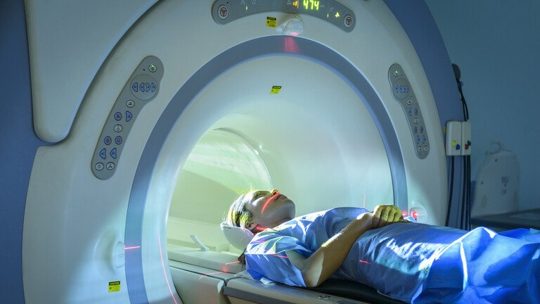 يستخدم ماسحًا بالرنين المغناطيسي.. علماء بريطانيون يطورون علاجاً خارقاً للقضاء على الأورام السرطانية