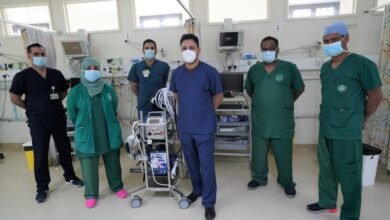 صورة فريق طبي عُماني يتمكن من إنقاذ قلب امرأة خمسينية بالأكسجة الغشائية
