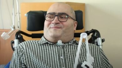 صورة قصة رجل تحدى الإعاقة ليصبح مبرمج كومبيوتر ناجح