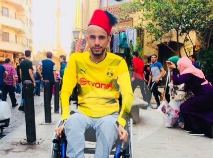"أحمد عوض" حوّلته الإعاقة من حداد إلى طالب جامعي.. فيديو