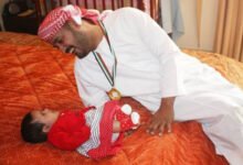 صورة “سلطان محمد”.. لم تمنعه الإعاقة الحركية من مواصلة حياته التعليمية والاجتماعية بنجاح وتفوق