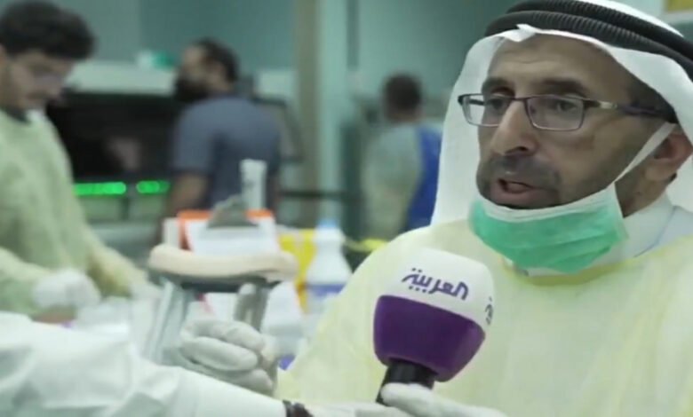 شاهد بالصور.. "على المسلم".. أخصائي مختبر سعودي يعمل على انقاذ المرضى متكئاً على عكازه