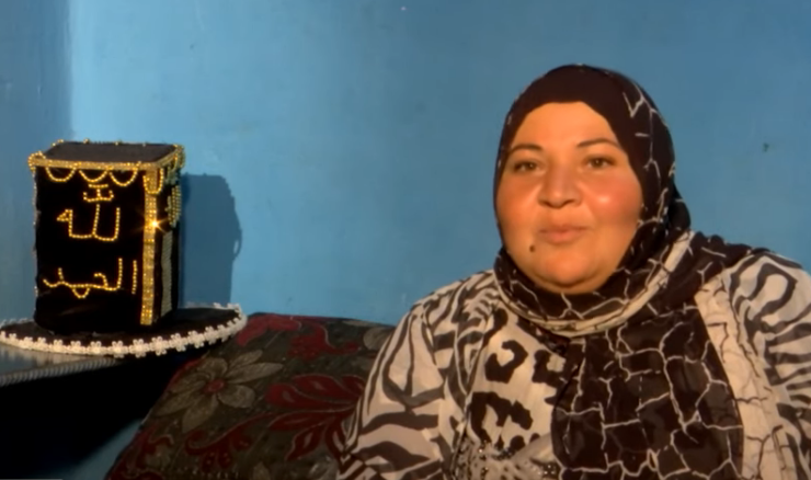 "محروسة سالم".. لم تمنعها إعاقتها من تربية أولادها والكفاح من أجل رزقهم ورزق زوجها المريض