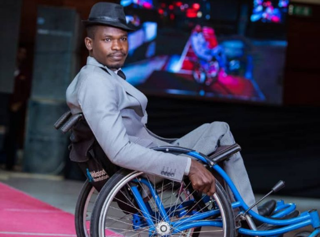 "عبد العزيز شريف".. أول موديل سوداني يشق طريقه نحو عالم الأزياء على كرسيه المتحرك.. صور