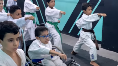 صورة شاهد بالفيديو.. الطفل “أحمد عبد الله” يتعايش مع إعاقته الحركية ويمارس رياضة الكاراتية