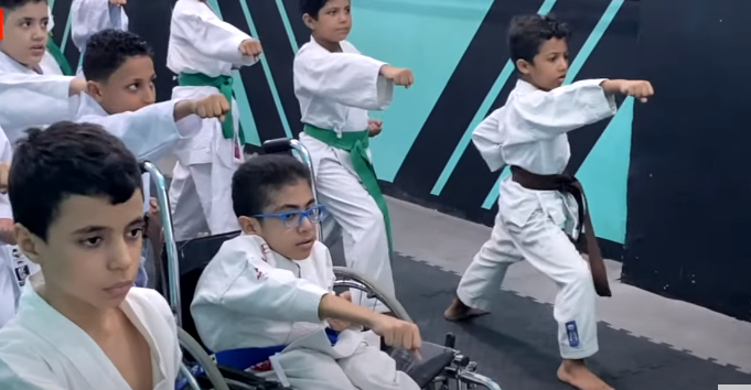 شاهد بالفيديو.. الطفل "أحمد عبد الله" يتعايش مع إعاقته الحركية ويمارس رياضة الكاراتية