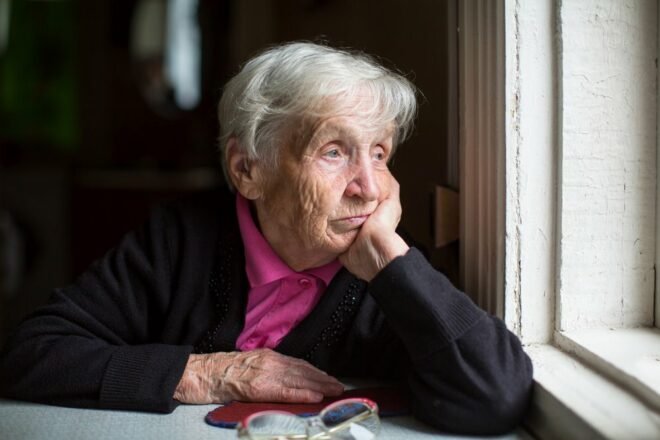 دراسة: الشعور بالوحدة يمكن أن يكون شيئًا جيدًا لكبار السن
